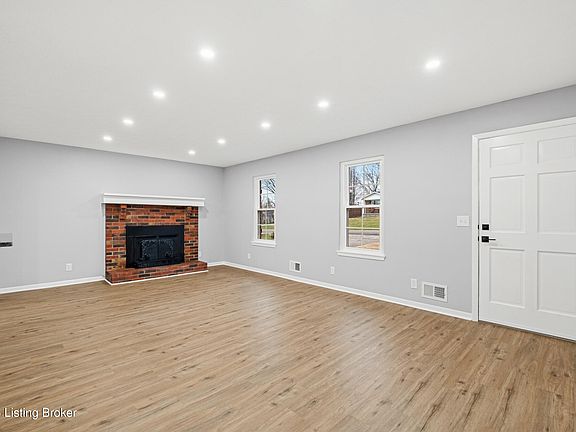3rd image of 373 Circle Dr
