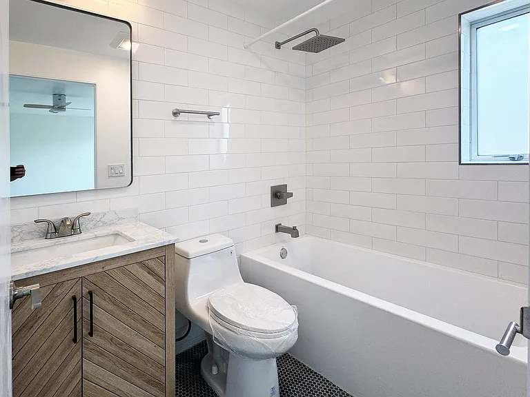 5644 1/2 Aldama St — Photo 13
