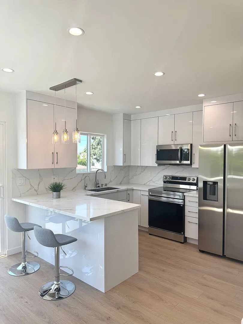Spacious 1000 Sq. Ft. Second-Floor Back ADU in a 2-Story Duplex Burbank — Photo 1