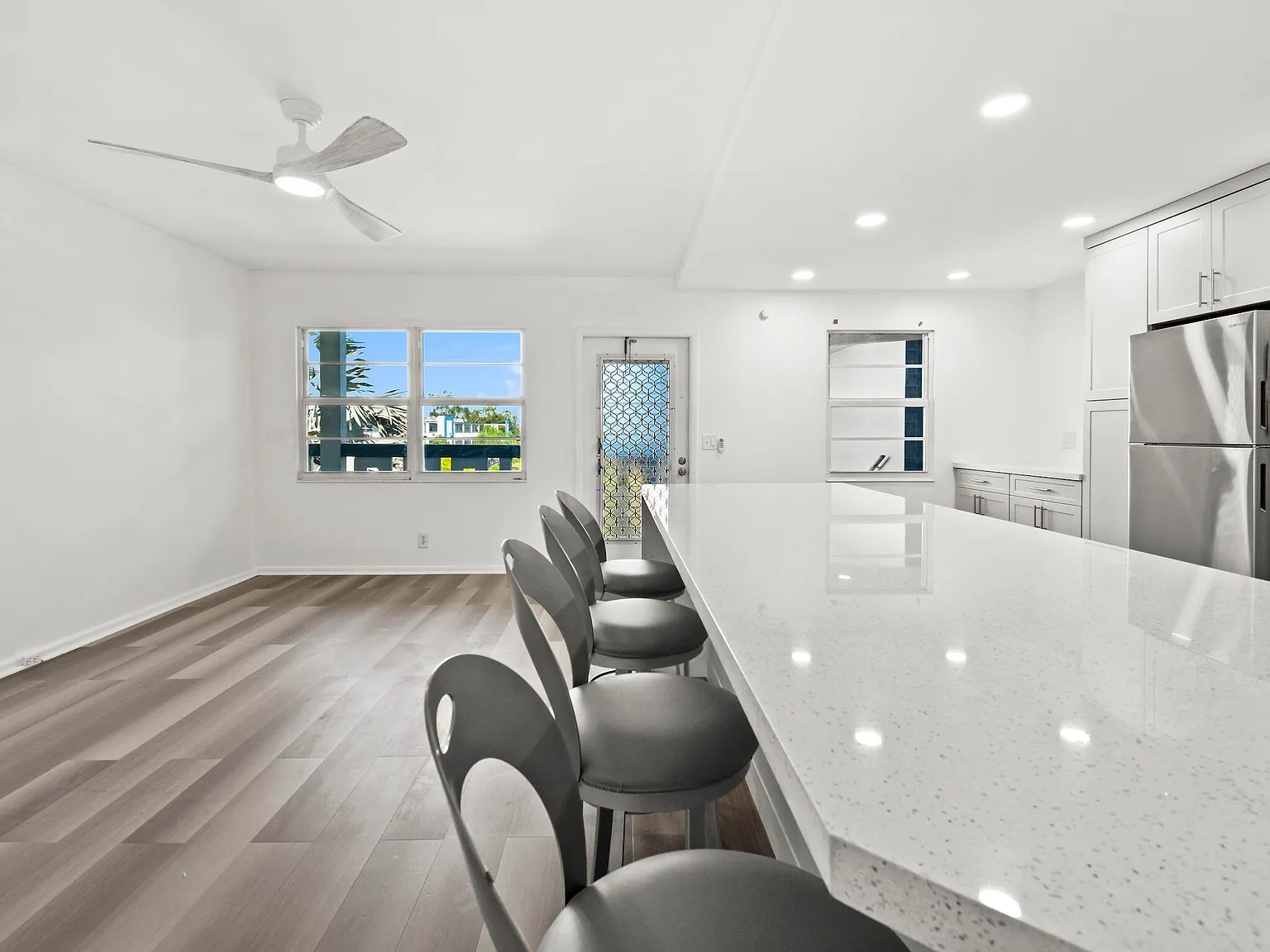 2 bed, 2.0 bath, 916 sqft, $2,100 — Photo 3