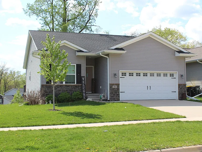 2033 Mackinaw Dr — Photo 1