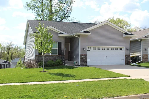 2033 Mackinaw Dr Photo 1