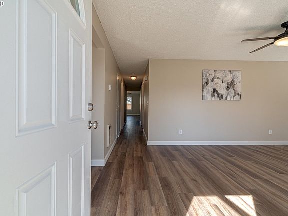 5th image of 318 SE 153rd Ct