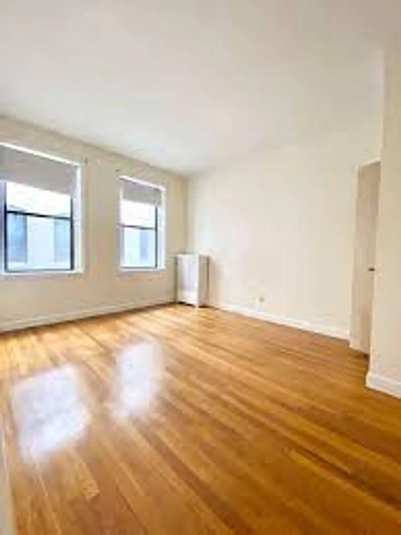 No Brokers Fee. Large Renovated Unit at Packard's Corner. Central AC, Balcony, Laundry — Photo 2