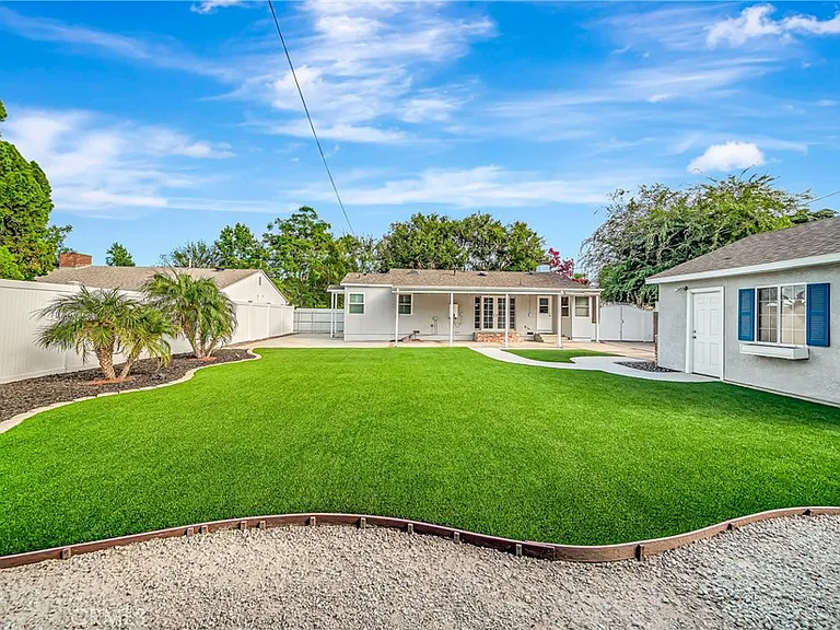 22907 Leonora Dr — Photo 36