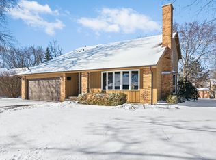 1140 N Pepper Tree Dr, Palatine, IL 60067