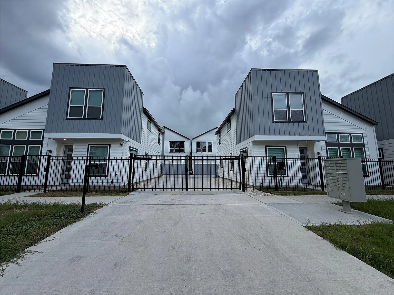 3 bed, 2.5 bath, 1724 sqft, $2,250 — Photo 2