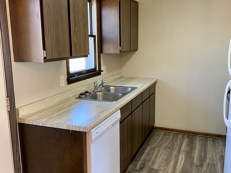 2716 Thomas Dr — Photo 5