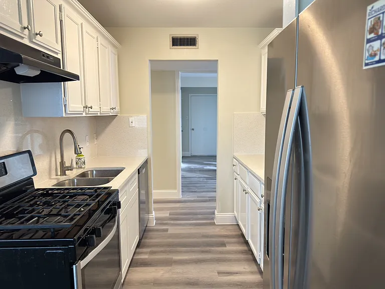 902 Greenbriar Ln — Photo 13