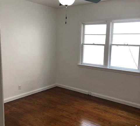 bedroom with ceiling fan/light