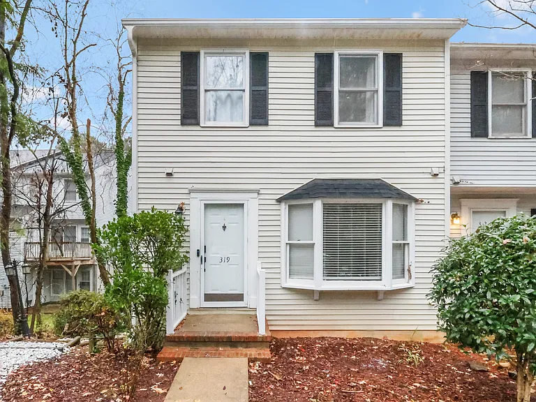319 Wildberry Ln — Photo 5