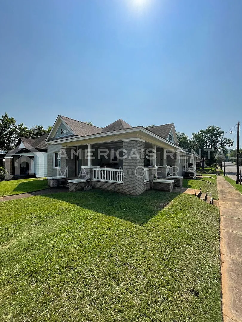 1701 Berkley Avenue — Photo 2