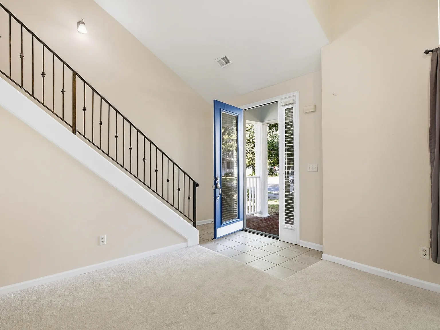 3 bed, 2.5 bath, 1434 sqft, $2,200 — Photo 2
