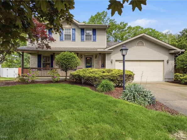 1208 Cedarwood Dr, Mineral Ridge, OH 44440