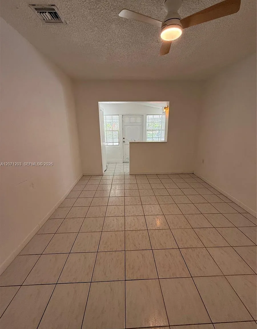 Hollywood Estates — Photo 3