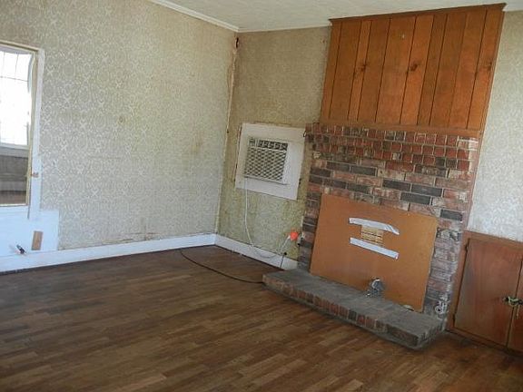 4th image of 406 S Buerkle St
