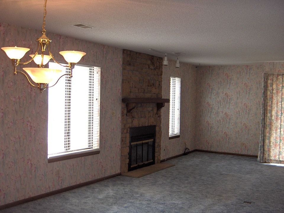 Living Room w/Fireplace