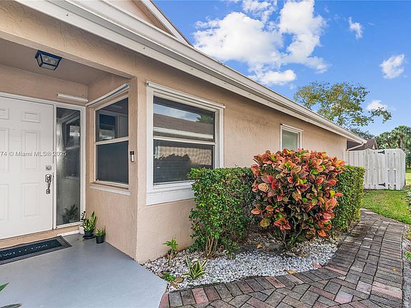 5th image of 1237 W Lakes Dr