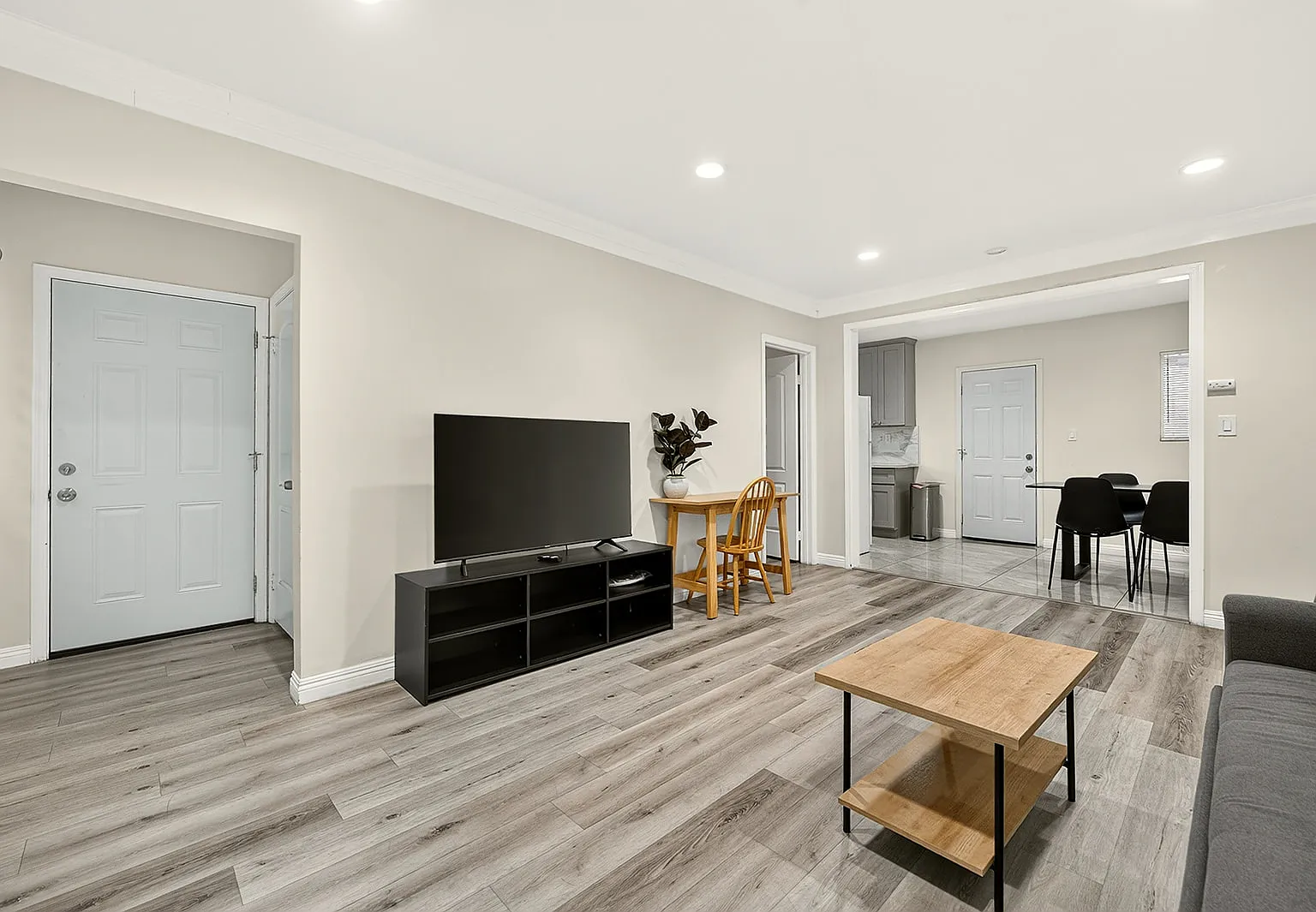 2 bed, 1.5 bath, 902 sqft, $2,800 — Photo 3