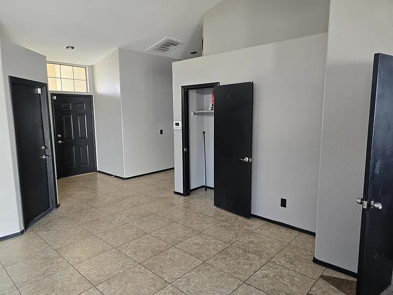 8228 W Palmaire Ave — Photo 4