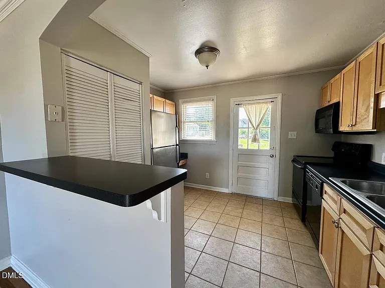 2333 Bernard St — Photo 8