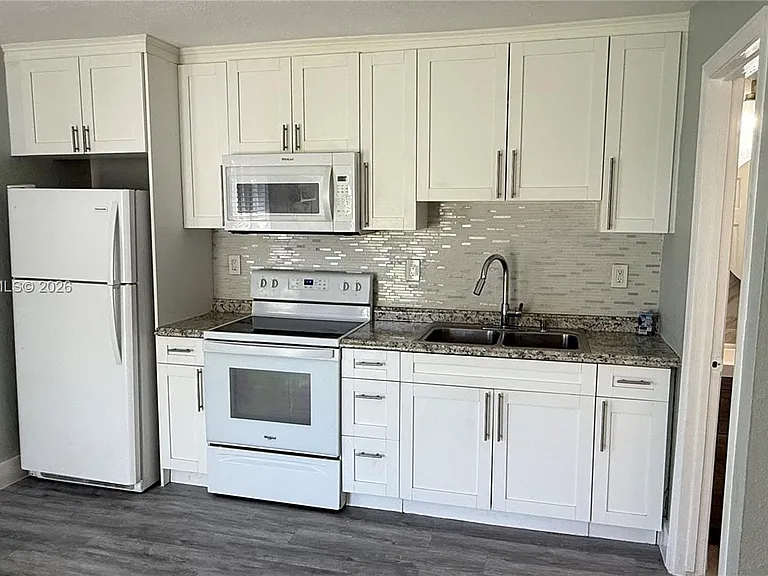 220 NW 12th St #4 — Photo 7