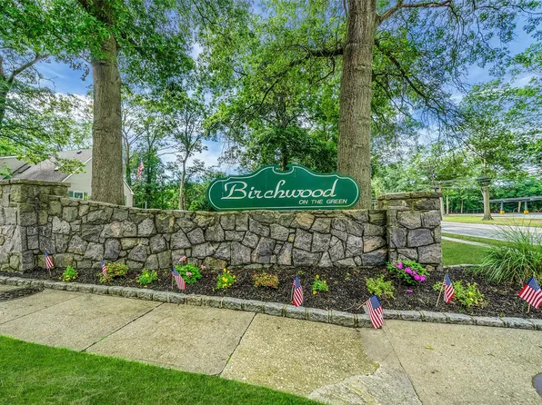 2411 Wilshire Lane #2411, Oakdale, NY 11769