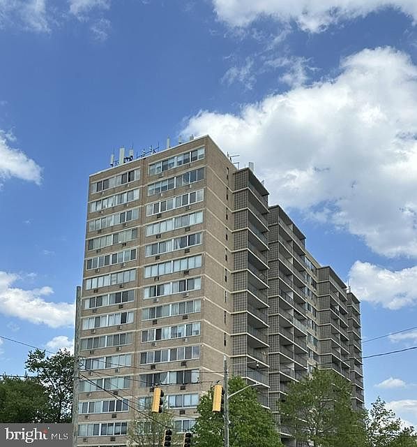 1st image of 1401 Pennsylvania Ave APT 214