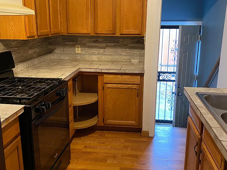 1100 Valdes Ave — Photo 3