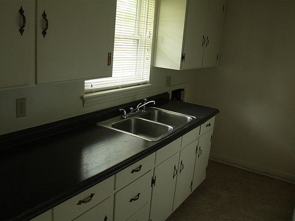 4th image of 410 Jefferson Ave APT A