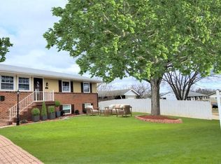 1007 S Hoga Rd, Sterling, VA 20164