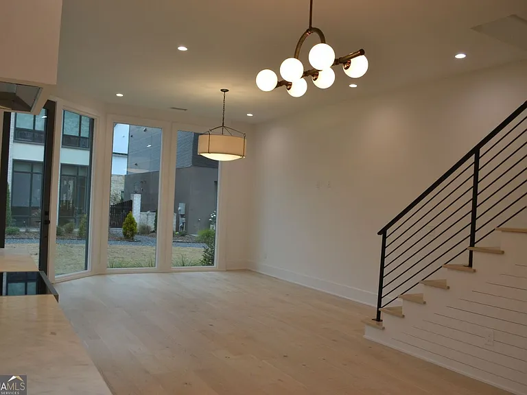370 2nd St — Photo 3