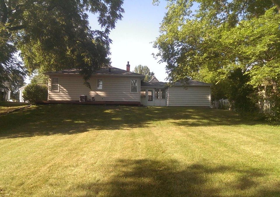 2nd image of 916 W 12th St
