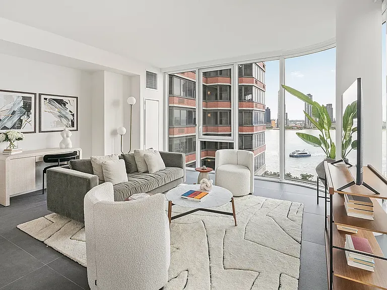 650 1st Ave #PHH — Photo 3