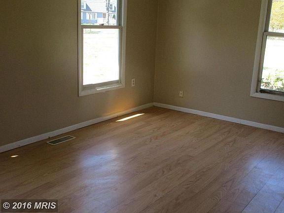 4th image of 303 Oak St
