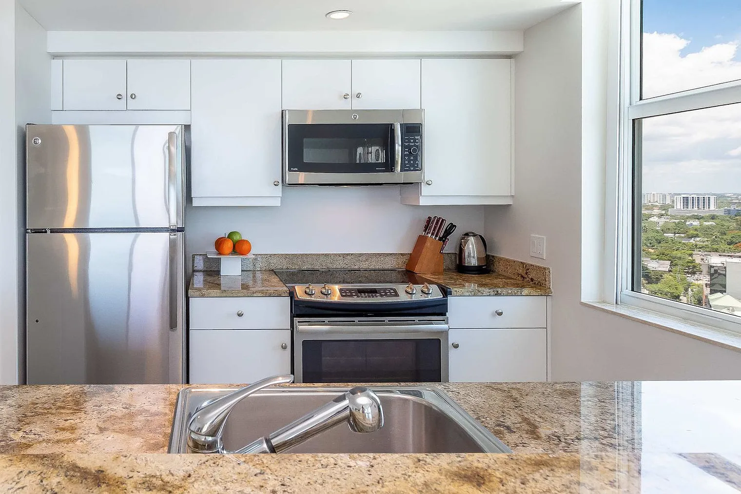 1 bed, 1.0 bath, 839 sqft, $5,791 — Photo 4