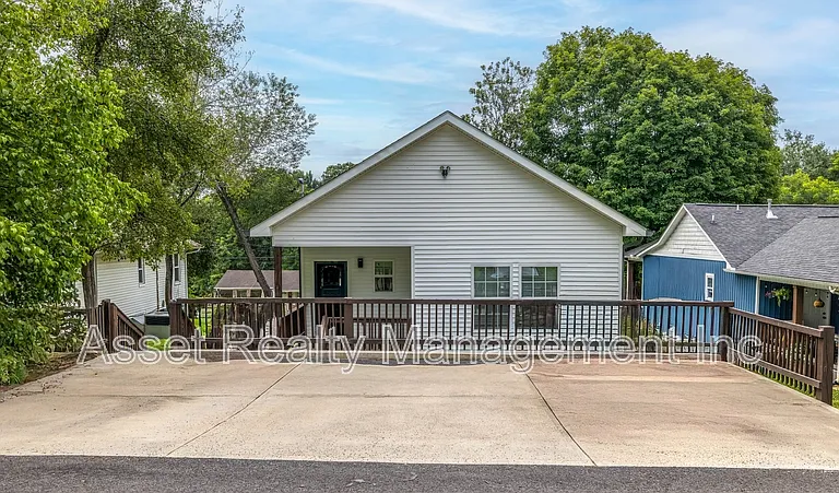 619 Midlake Dr NE — Photo 3