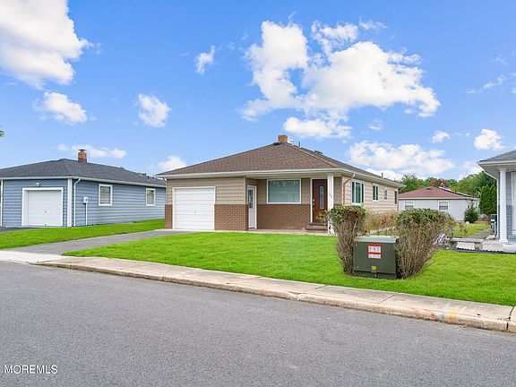 3rd image of 166 Harrington Drive N