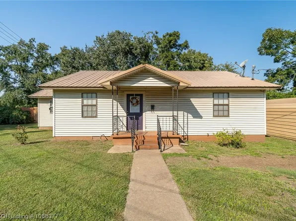 402 S Spruce St, Paris, AR 72855