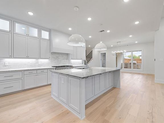 3rd image of 808 Sawyer Dr