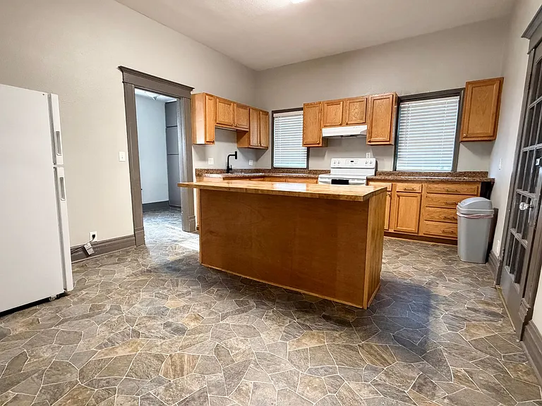 913 W Montgomery St — Photo 12