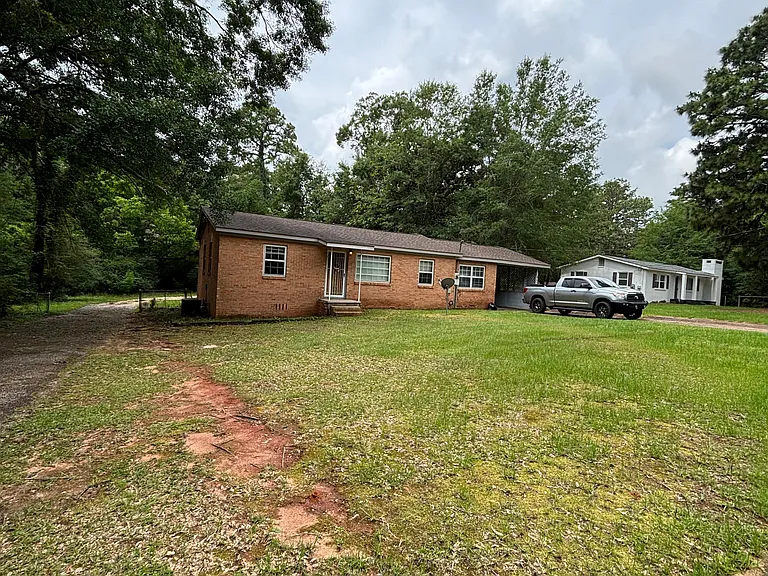 5755 Colonial Ln N — Photo 1