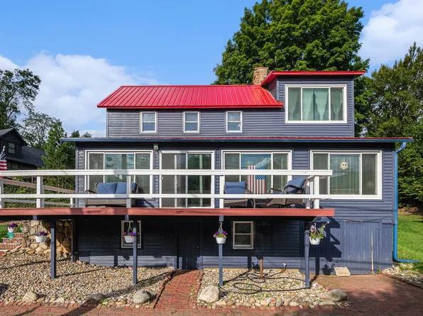 55945 Inn D Inn Dr, Dowagiac, MI 49047