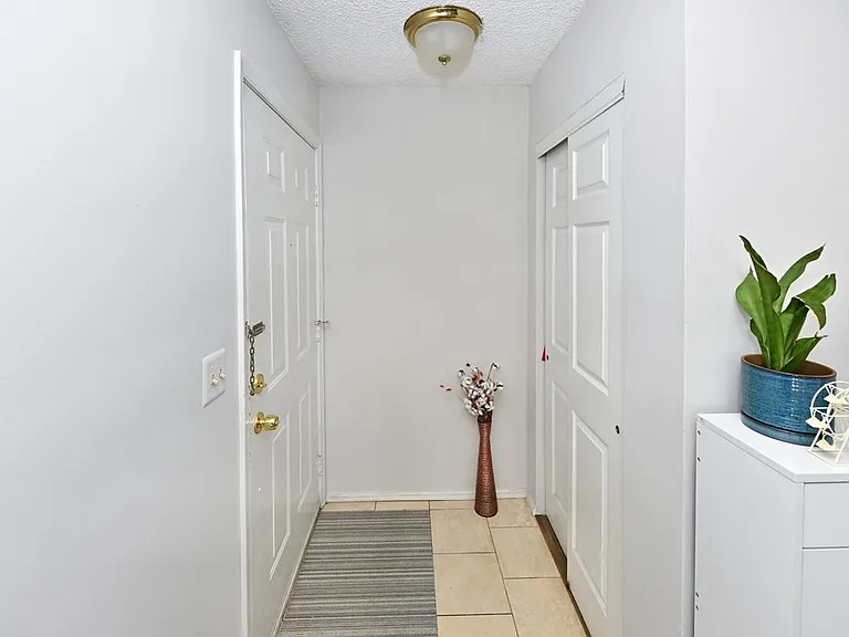 250 Larch Ln #250 — Photo 3
