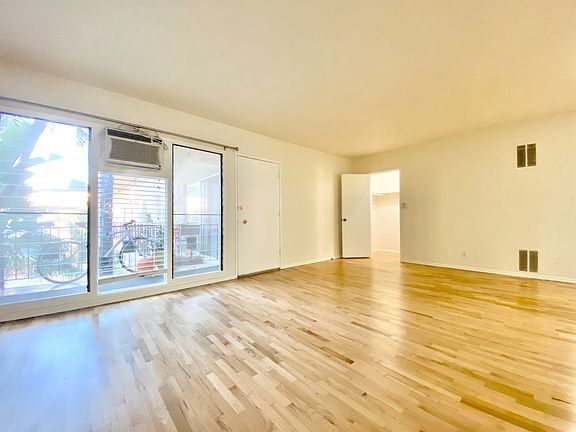 3rd image of 1433 N Hayworth Ave #16