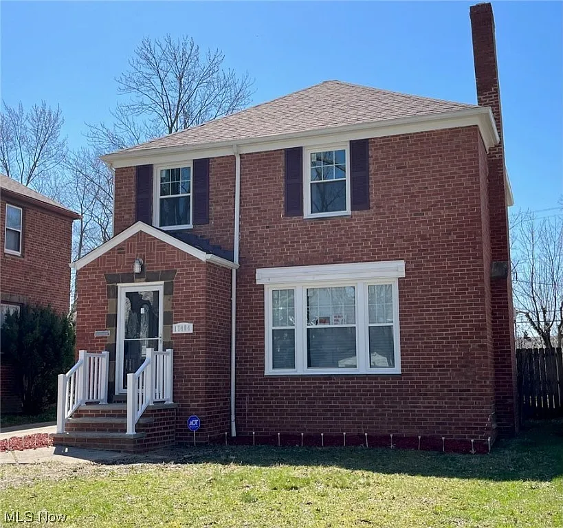17404 Walden Ave photo 1