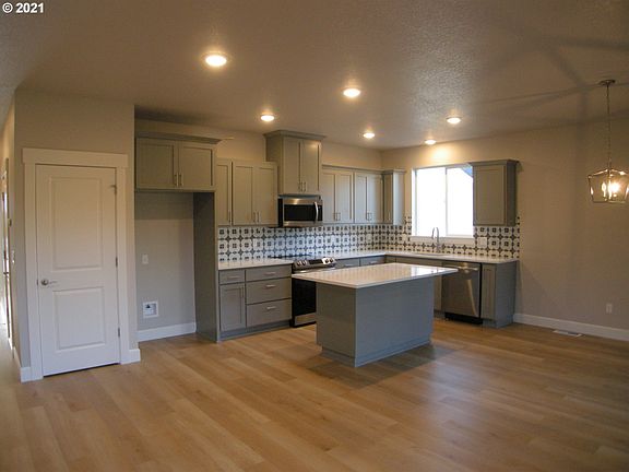 4th image of 439 NW Garibaldi St