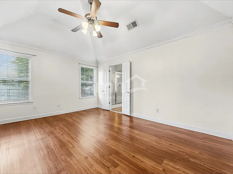 410 Vaiden Dr N — Photo 8