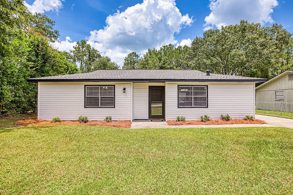 3 bed, 1130 sqft, $1,900 — Photo 2