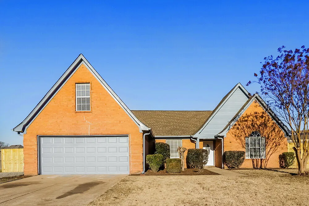 3 bed, 2.0 bath, 1951 sqft, $2,270 — Photo 1